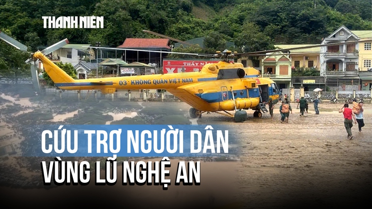 Cận cảnh trực thăng thả hàng cứu trợ người dân vùng lũ Nghệ An