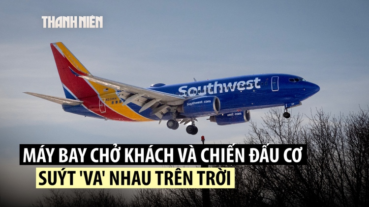 Máy bay chúi mũi tránh chiến đấu cơ, hành khách văng lên trần 