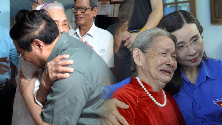 Mẹ Việt Nam anh hùng ôm chầm Thủ tướng, nước mắt rơi nhận ảnh phục dựng liệt sĩ