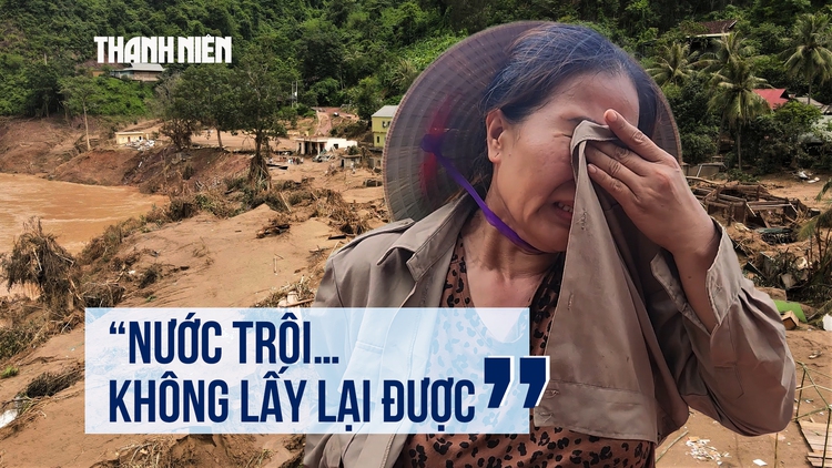 Tiếng khóc xé lòng giữa tan hoang vùng lũ: 'Giờ trắng tay…'