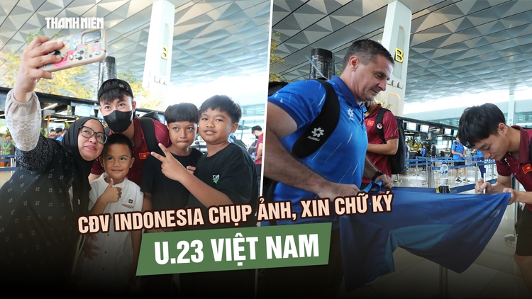 CĐV Indonesia chụp ảnh, xin chữ ký U.23 Việt Nam ở sân bay