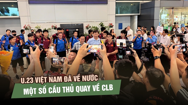 U.23 Việt Nam đã về tới TP.HCM, người hâm mộ vây kín
