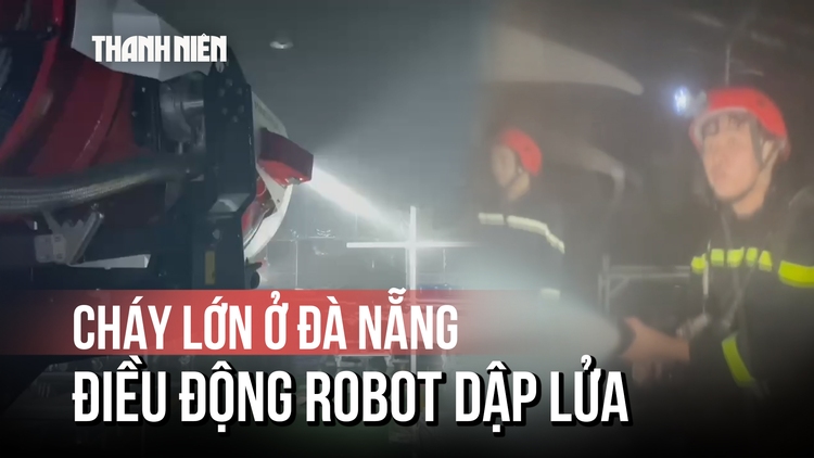 Xưởng chứa xăng thơm bốc cháy, cảnh sát điều động robot dập lửa