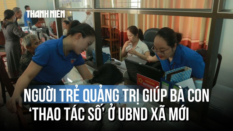 Người trẻ Quảng Trị giúp bà con ‘thao tác số’ ở UBND xã mới