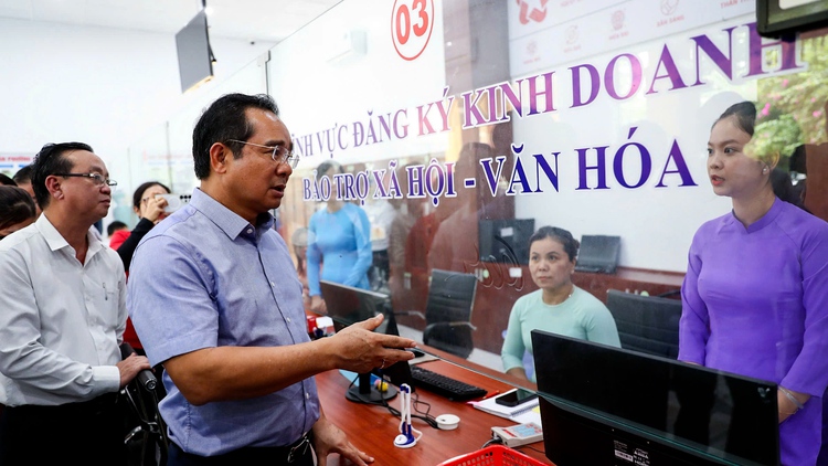 Chủ tịch UBND TP.HCM Nguyễn Văn Được kiểm tra hoạt động tại phường Phú An