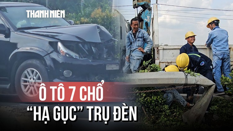 Ô tô tông gãy trụ đèn, cửa ngõ tây bắc TP.HCM ùn ứ