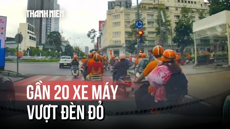 Gần 20 xe máy nối đuôi vượt đèn đỏ ở trung tâm TP.HCM