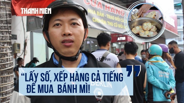 Bánh mì gạch cua “gây sốt” ở TP.HCM hút khách xếp hàng chờ thưởng thức