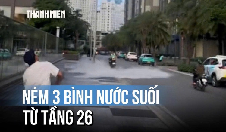 Khiếp vía nam thanh niên ném 3 bình nước từ tầng 26