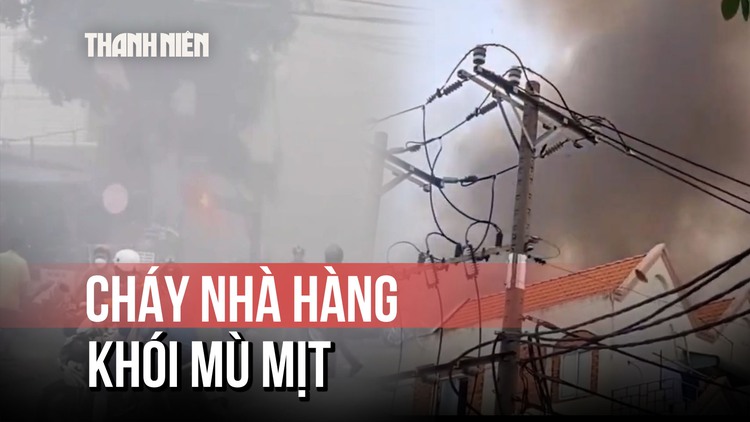 Cháy nhà hàng trên đường Nguyễn Văn Quá, khói mù mịt bao trùm