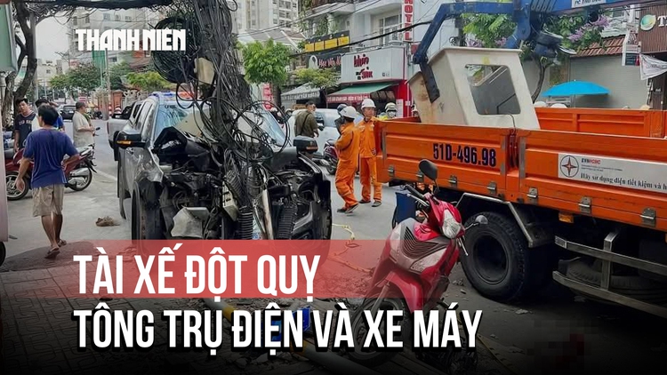 Khoảnh khắc đau lòng: Tài xế ô tô đột quỵ tông vào trụ điện và xe máy