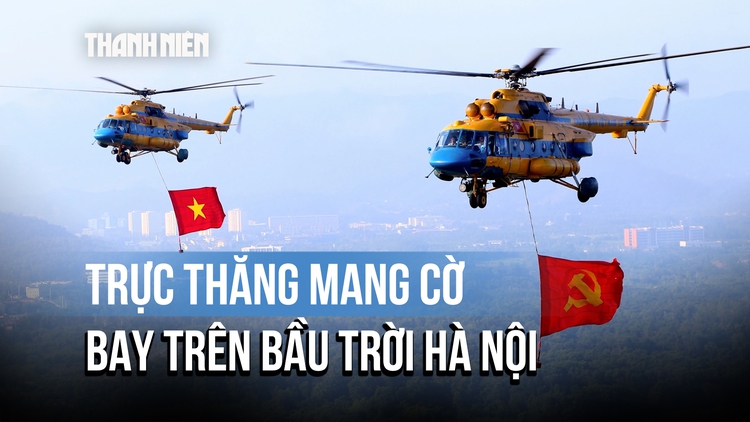 Cận cảnh trực thăng huấn luyện bay kéo cờ Đảng, cờ Tổ quốc tại Hà Nội