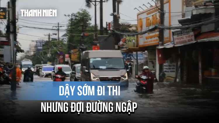 Dậy sớm đi thi nhưng 'chôn chân' giữa đường nước ngập