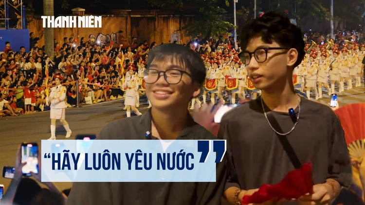 Gửi xe đi bộ 2 km để xem tổng hợp luyện diễu binh: 'Hãy luôn yêu nước'