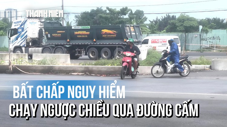 Hàng loạt xe máy ngược chiều, băng vào đường song hành QL50