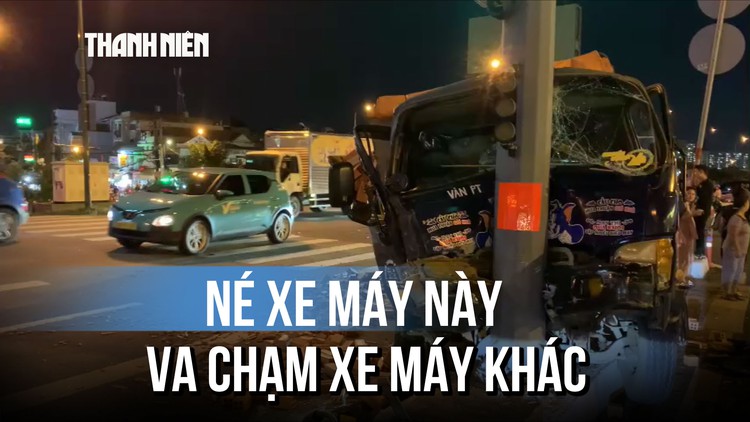 Xe tải nát đầu, xe máy biến dạng sau tai nạn đường Phạm Văn Đồng