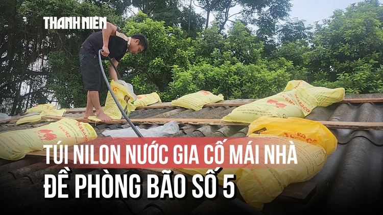 Đề phòng bão số 5, người dân Hà Tĩnh gia cố mái nhà bằng túi nilon nước