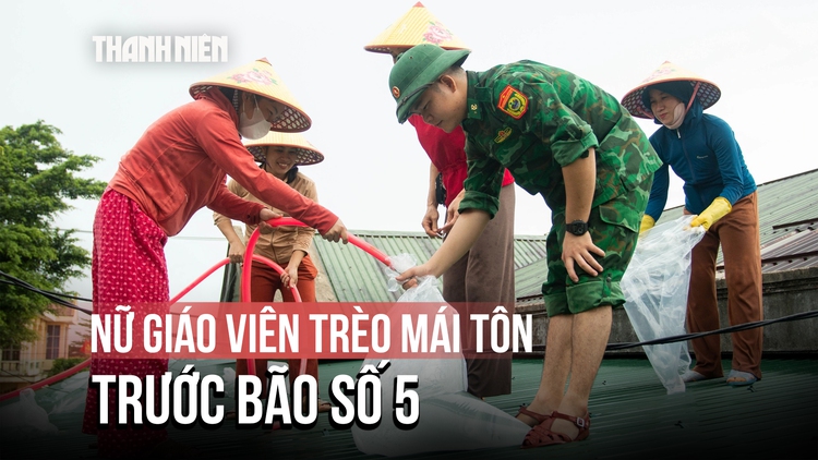 Bão số 5: Xúc động hình ảnh nữ giáo viên trèo mái tôn, gia cố mái trường