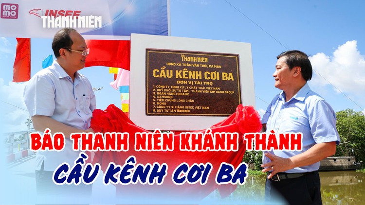 Người dân Cà Mau vui mừng khi cầu Kênh Cơi Ba mới được thông xe