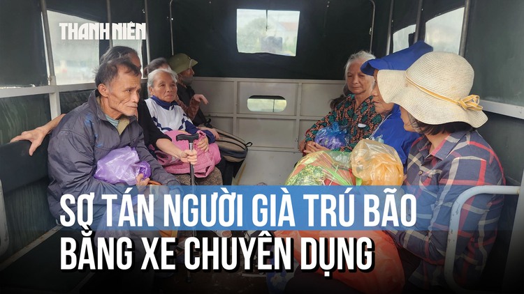 Dùng xe chuyên dụng chở người già đi trú bão: 'Lên đây khỏe rồi, không lo nữa'