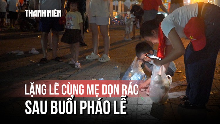 Cùng mẹ dọn rác sau buổi pháo lễ: ‘lòng yêu nước qua hành động nhỏ’