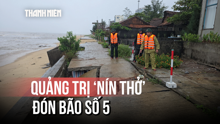 Mưa lớn, sóng biển dâng cao ở biển Nhật Lệ: Hàng quán đóng cửa 'trốn' bão số 5