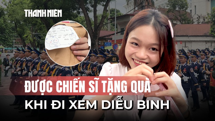 3 cô gái bất ngờ nhận quà của chiến sĩ khi xem diễu binh