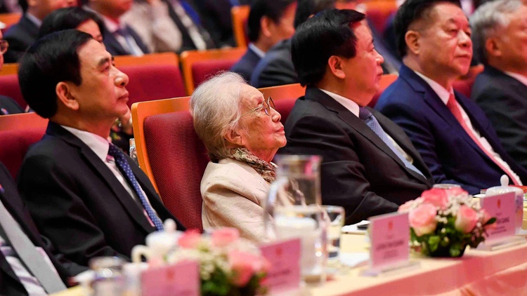 Bà Nguyễn Thị Bình ở tuổi 98 phát biểu tại lễ kỷ niệm 80 năm thành lập ngành Ngoại giao