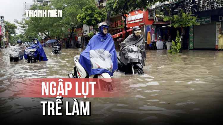 Trễ làm vì phố Thái Thịnh 'chìm' trong biển nước sau mưa lớn