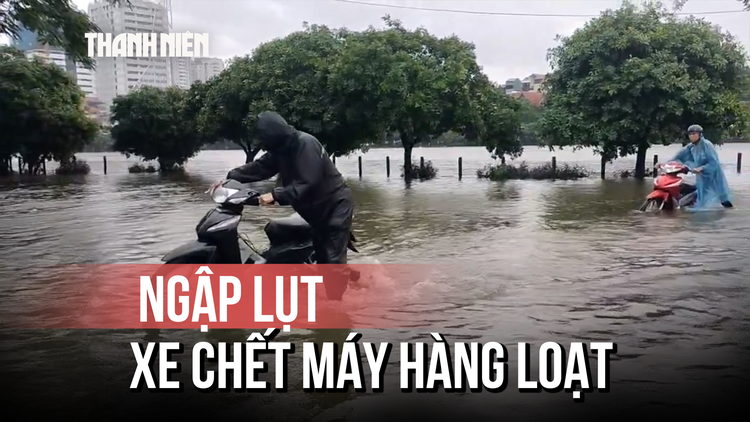 Hà Nội ngập lụt trên diện rộng, hàng loạt xe chết máy