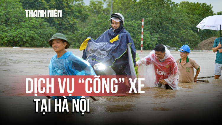 Hà Nội ngập sâu, dịch vụ xe kéo 'cõng' xe máy qua biển nước nở rộ: Giá bao nhiêu/lượt?