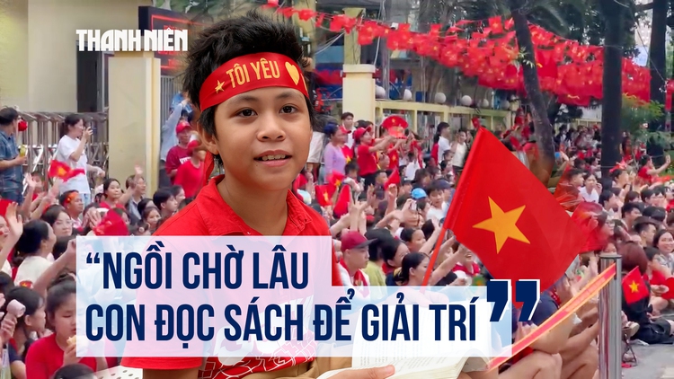 Các em nhỏ hào hứng chờ xem diễu binh: 'Ngồi chờ lâu, con đọc sách để giải trí'