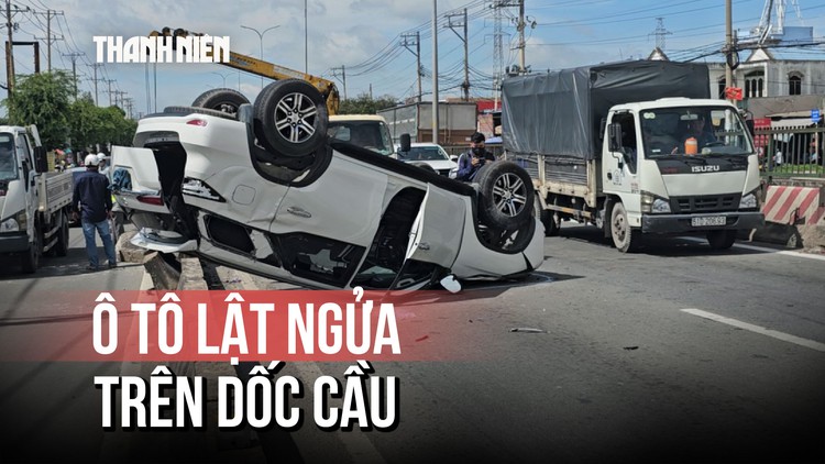 Ô tô 7 chỗ lật ngửa trên dốc cầu Bình Thuận, 4 người thoát nạn