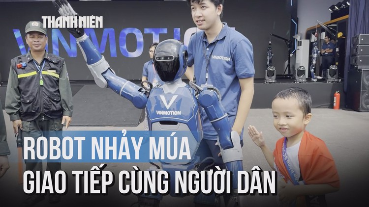 Xem robot do Việt Nam sản xuất nhảy múa, giao lưu cùng người dân