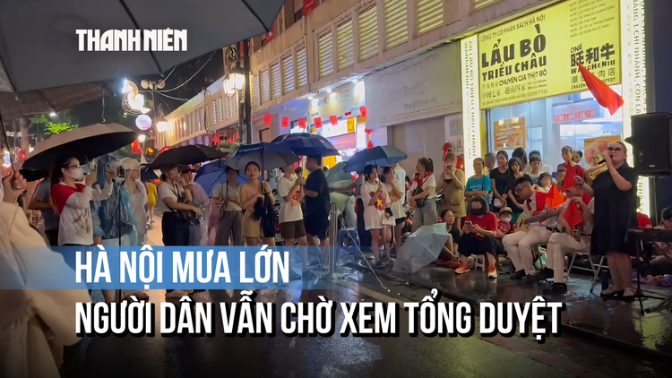 Hà Nội bất ngờ mưa lớn, nhiều người vẫn đứng giữ chỗ xem tổng duyệt A80
