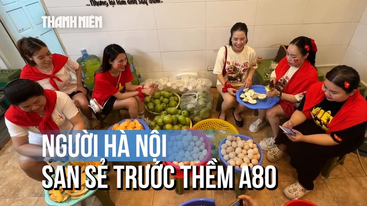 400 quả trứng và nhiều hoa quả miễn phí chia sẻ cho người xem diễu binh