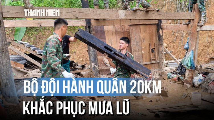 Bộ đội hành quân 20 km giúp dân khắc phục hậu quả mưa lũ