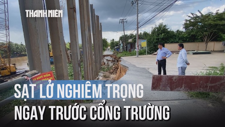 Sạt lở 'nuốt chửng' đoạn đường trước cổng trường sát năm học mới