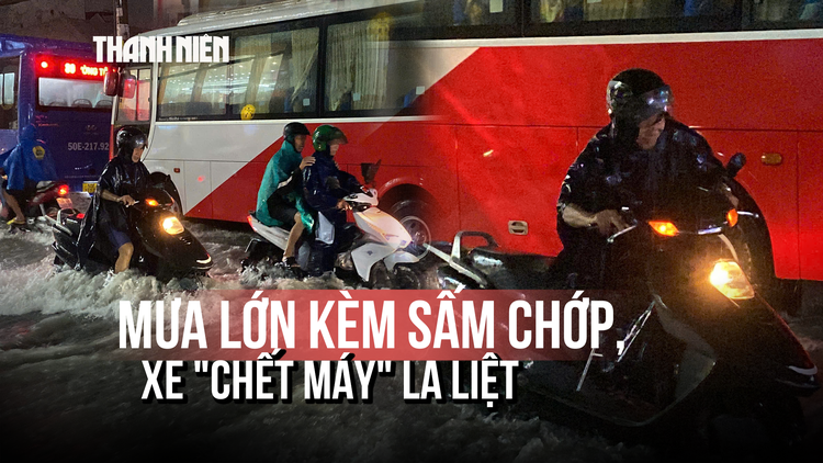 Sấm chớp kèm mưa lớn tại TP.HCM: Nhiều phương tiện chết máy