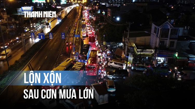 Ô tô, xe máy chen chúc sau cơn mưa lớn ở TP.HCM
