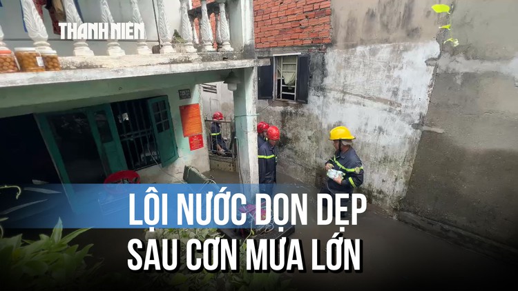 'Bỏ của chạy lấy người' sau trận mưa lớn ở TP.HCM