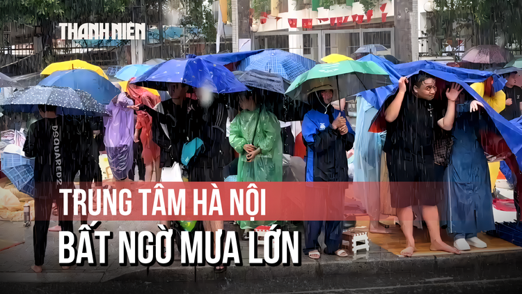 Hà Nội mưa lớn bất ngờ, không khí A80 vẫn không giảm nhiệt