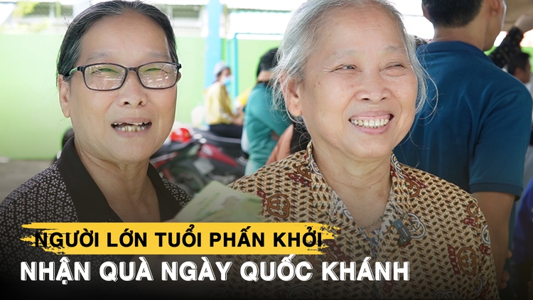 Cụ ông, cụ bà phấn khởi nhận quà 100.000 đồng: ‘80 năm độc lập, mừng lắm’