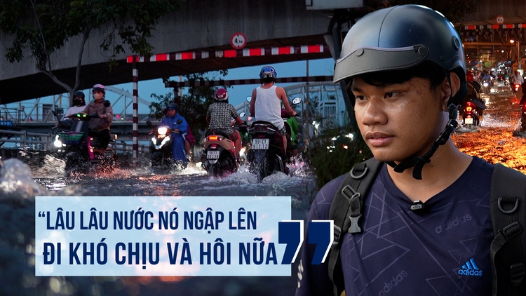 Triều cường ‘nuốt’ đường Trần Xuân Soạn, người dân TP.HCM bì bõm giờ tan tầm