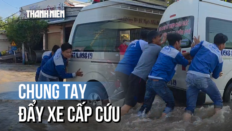 Người dân Cần Thơ chung tay đẩy xe cứu thương chết máy do mưa ngập