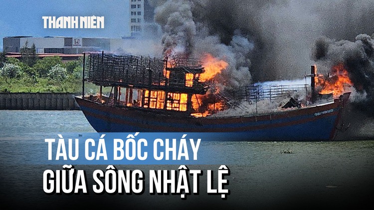 Tàu cá bốc cháy dữ dội trên sông Nhật Lệ