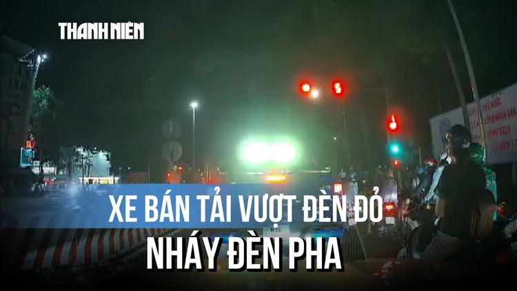 Xe bán tải vượt đèn đỏ, nháy đèn pha bị người dân quay clip báo CSGT phạt