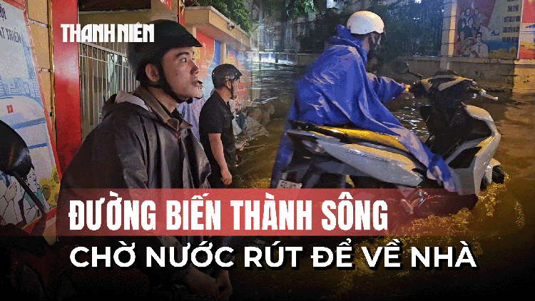 Đường biến thành sông, người dân mệt mỏi chờ nước rút để về nhà