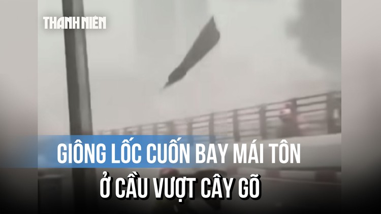 Giông lốc cuốn bay mái tôn ở cầu vượt Cây Gõ, người đi đường thót tim