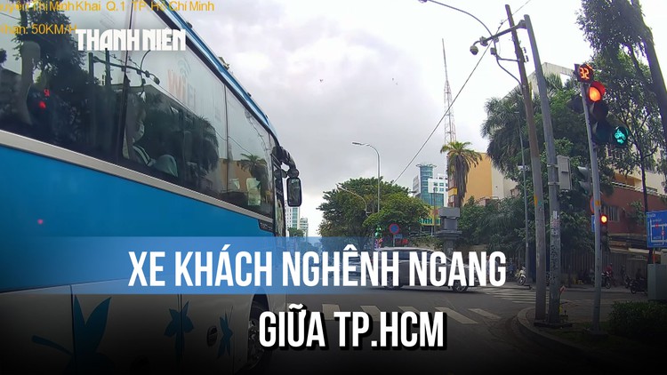 Xe khách nghênh ngang giữa TP.HCM bị dân quay clip gửi CSGT